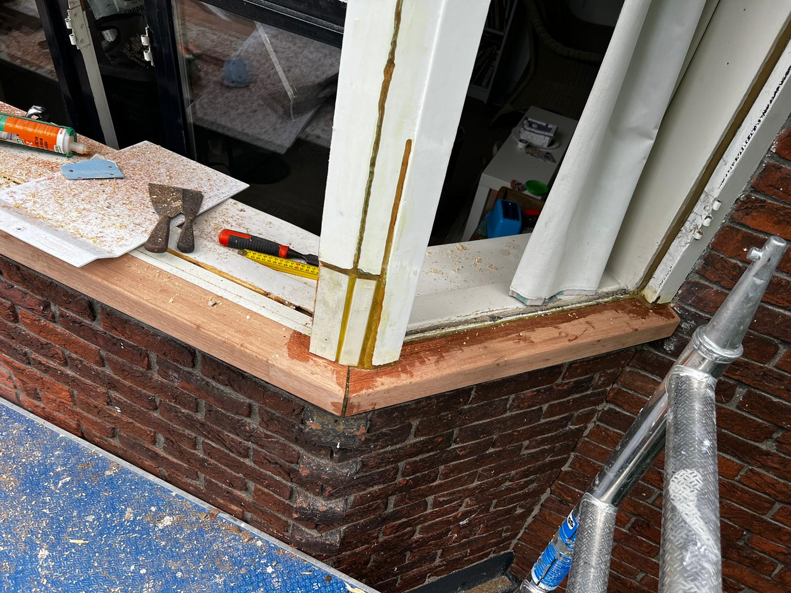 Geschilderd huis en gevelwerk